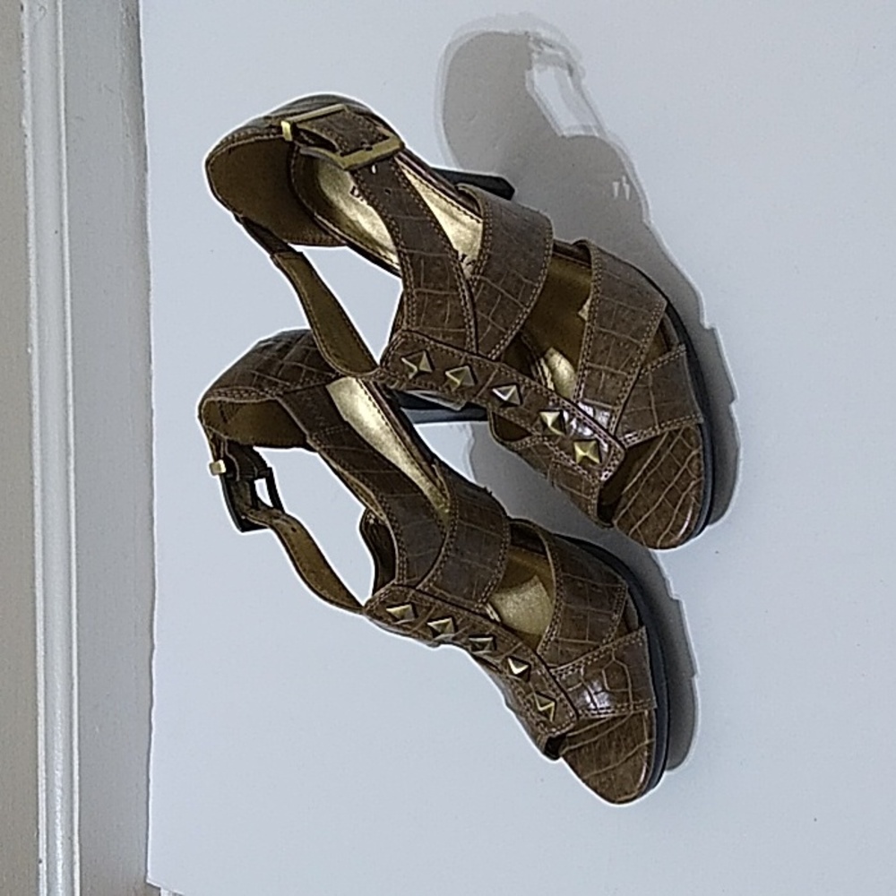 Dana Buchman Windom Taupe Heels